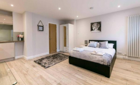 Off Mill Rd - Modern Studio & Prime City Location
